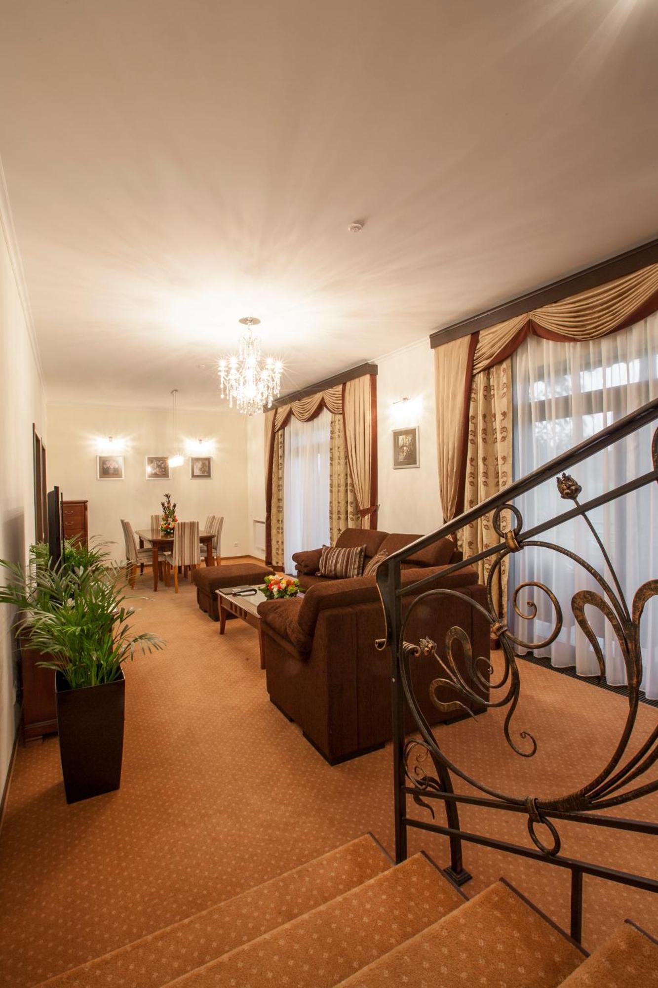 Park-Hotel Kidev Chubynske ภายนอก รูปภาพ