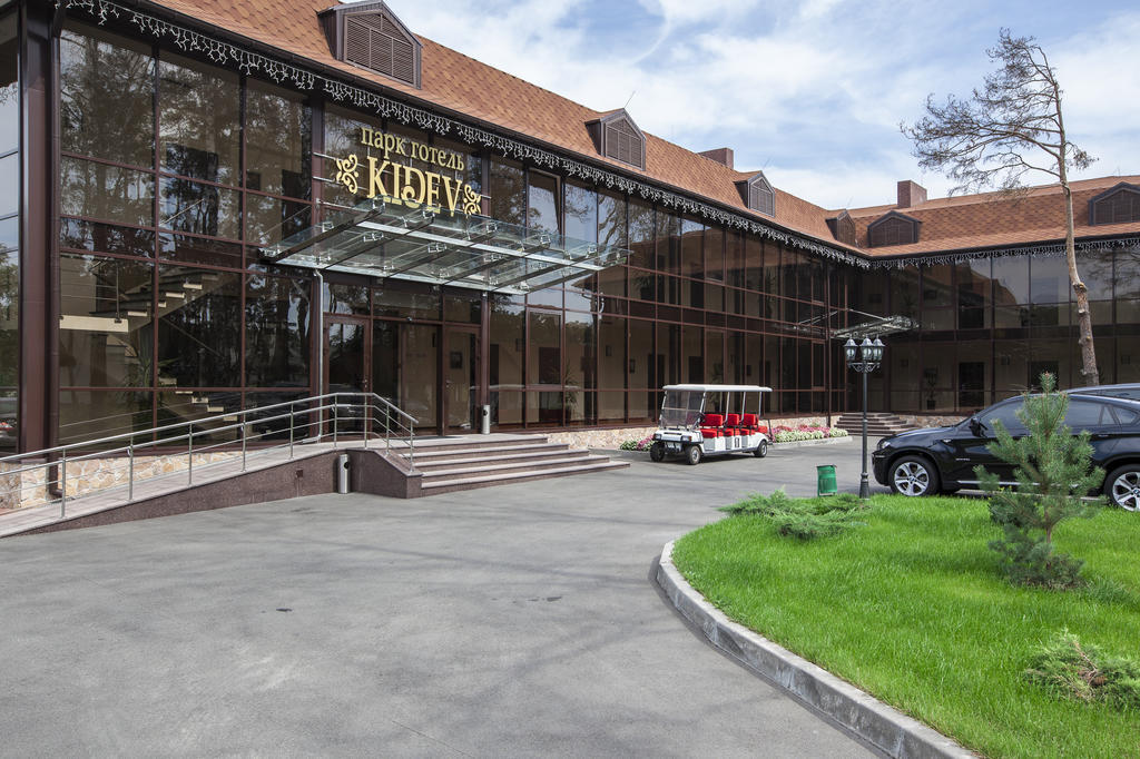 Park-Hotel Kidev Chubynske ภายนอก รูปภาพ
